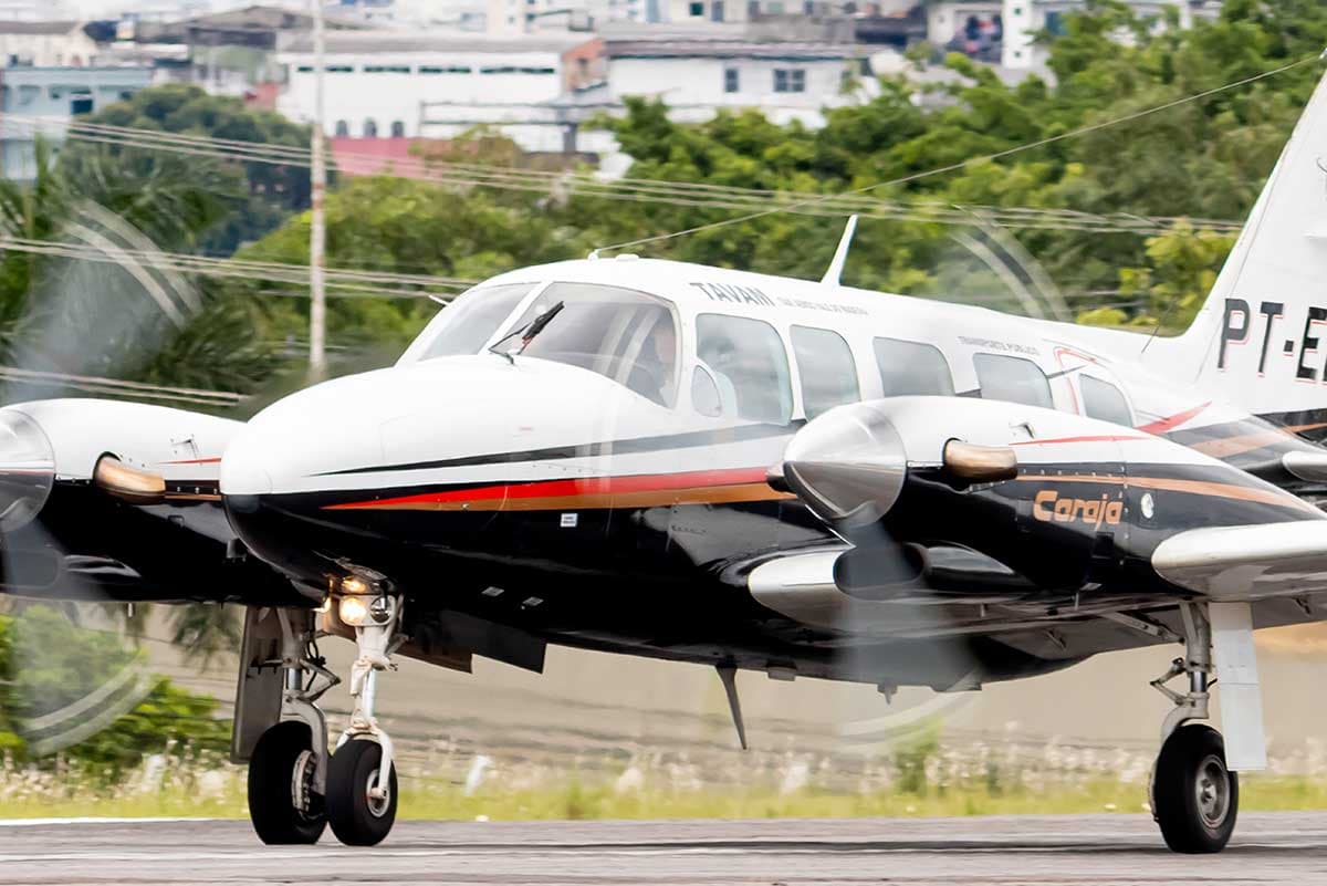 Embraer Carajá da Tavam Táxi Aéreo decolando em Manaus, foto publicada no site da empresa